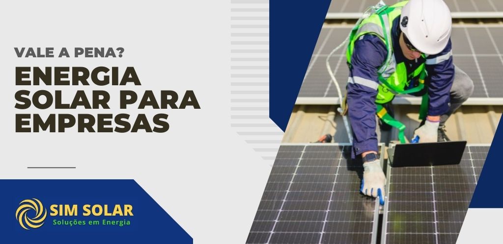 Banner com a frase "Vale a pena? Energia solar para empresas" e imagem de técnico instalando painéis solares no telhado, destacando os benefícios da energia renovável para negócios.