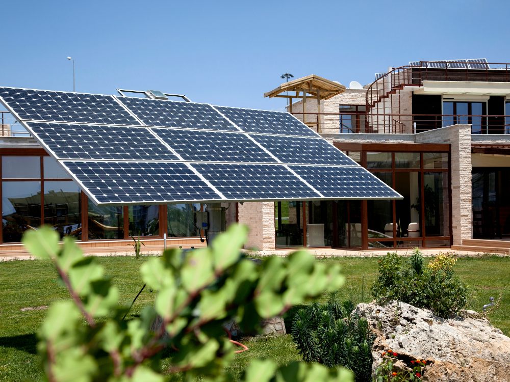 Sistema de energia solar híbrida aplicado em residência, unindo geração solar e baterias para garantir autonomia e economia no consumo de energia.