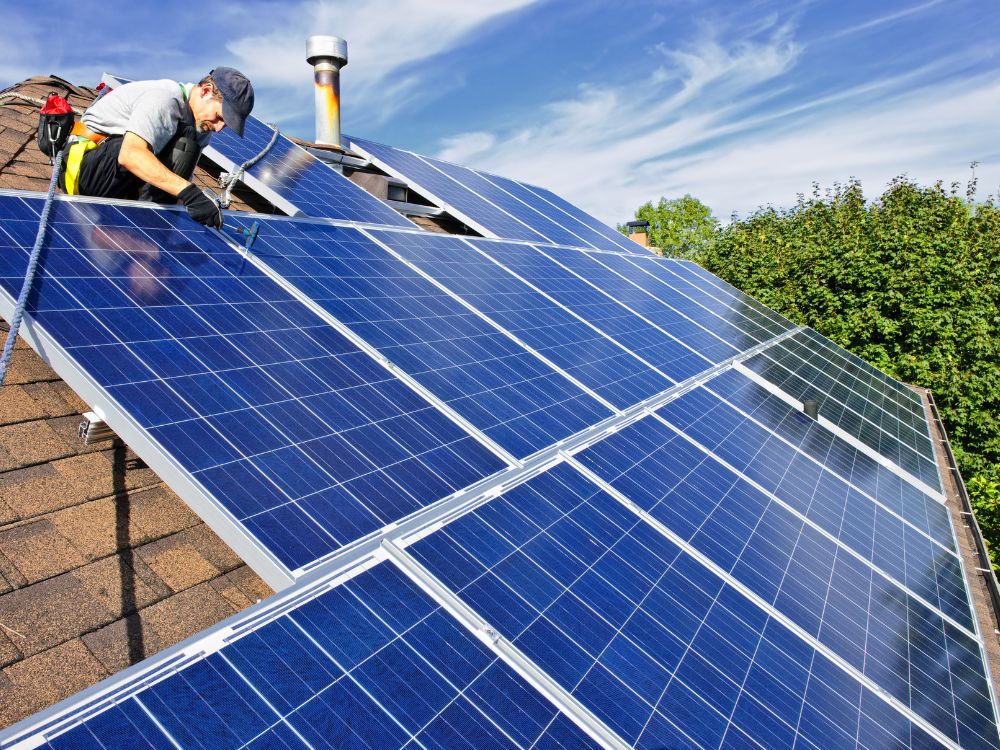 Instalação de painéis fotovoltaicos em telhado inclinado ilustrando o funcionamento da energia solar on-grid residencial.