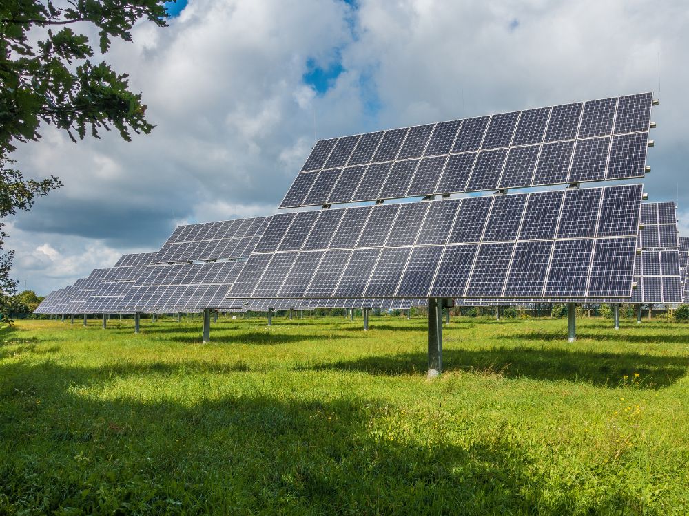 Estrutura de painéis solares instalada em área verde, representando análise prática sobre a partir de quantos kWh compensa energia solar.