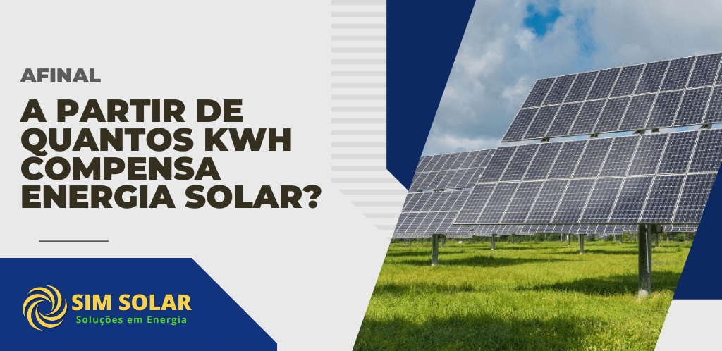 Painéis solares instalados em área verde ao lado de banner informativo com a frase a partir de quantos kWh compensa energia solar.
