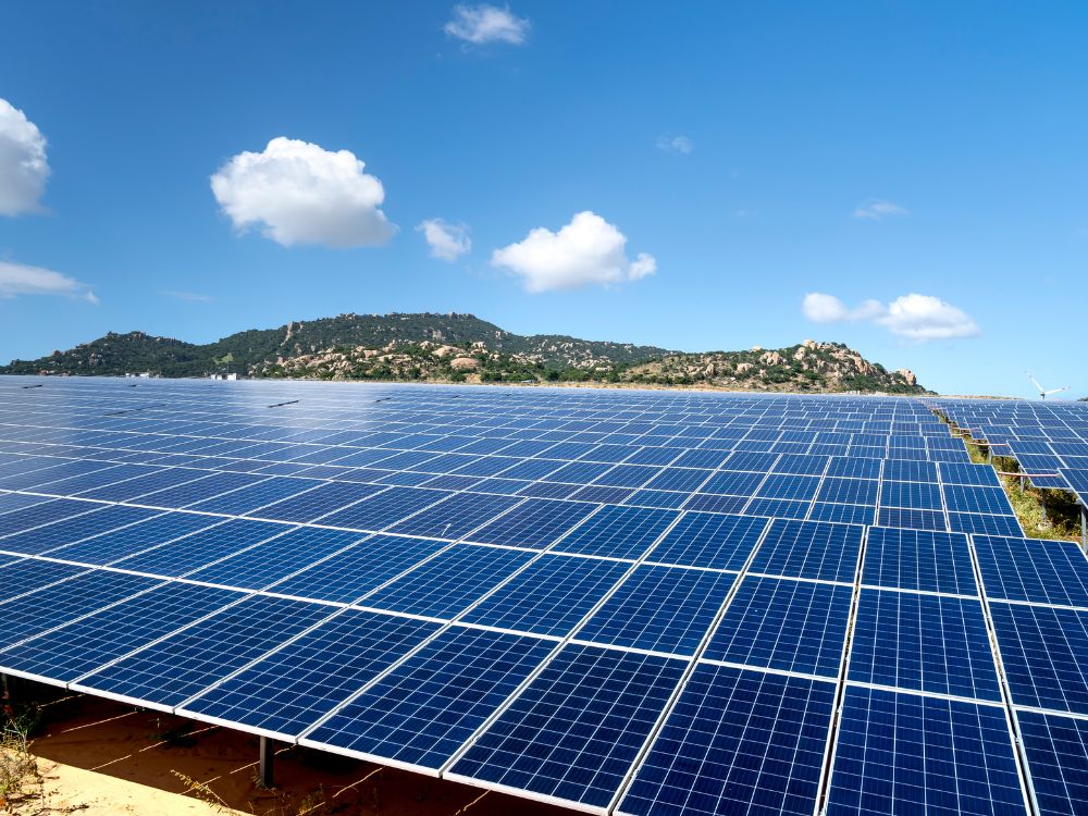 Usina solar em campo aberto com centenas de painéis fotovoltaicos, ilustrando estudos sobre a partir de quantos kWh compensa energia solar.