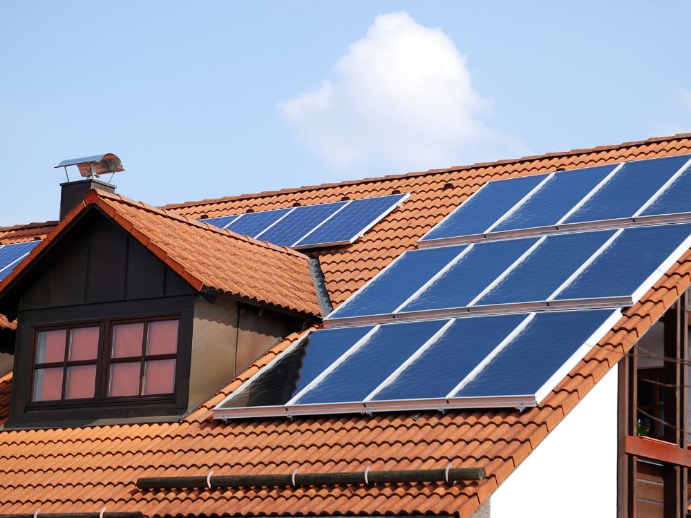 Painéis solares instalados em telhado residencial, mostrando geração própria e cálculo de a partir de quantos kWh compensa energia solar.