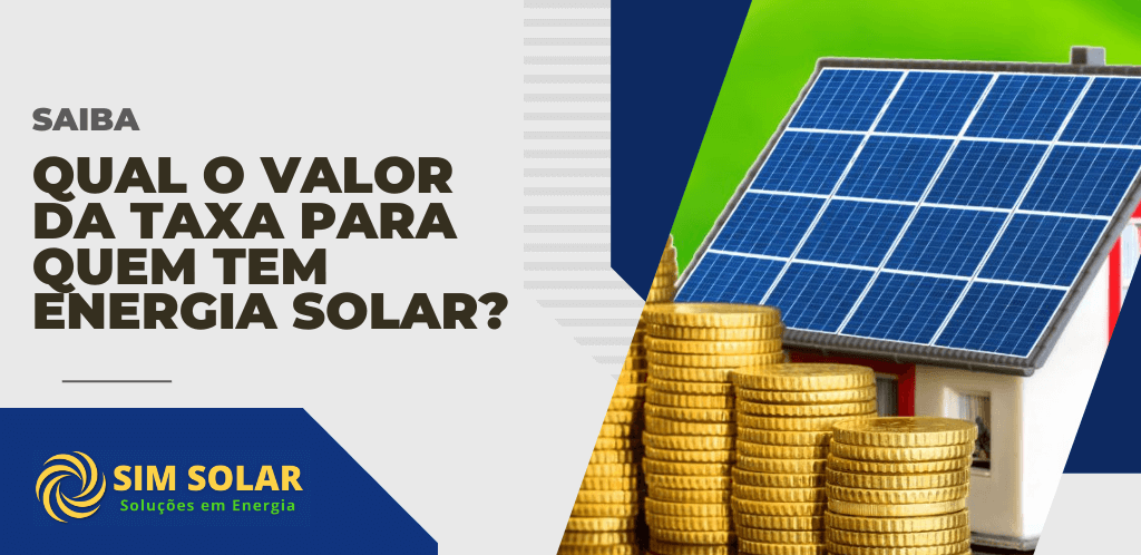 Imagem com miniatura de casa com telhado solar e moedas ao lado, destacando a dúvida comum sobre qual o valor da taxa para quem tem energia solar.