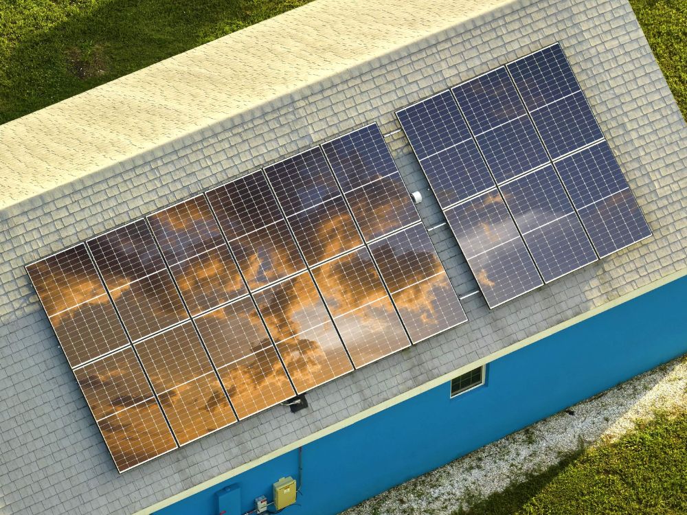 Painéis fotovoltaicos instalados no telhado de imóvel residencial, ilustrando na prática o que é sistema híbrido de energia com geração solar integrada.