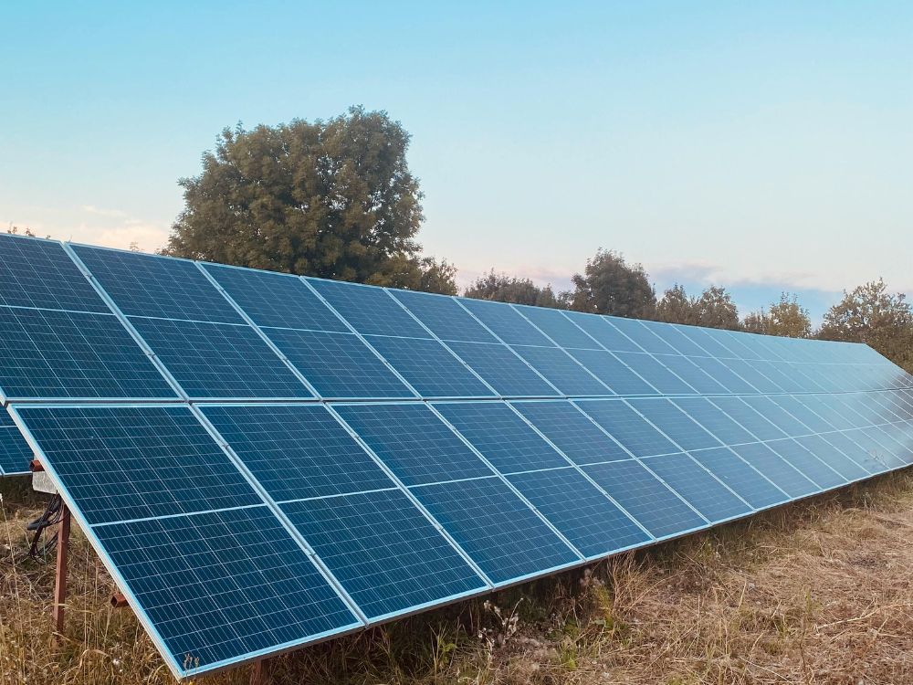 Conjunto de módulos fotovoltaicos instalados em solo rural, exemplificando visualmente o que é sistema híbrido de energia aplicado ao campo.